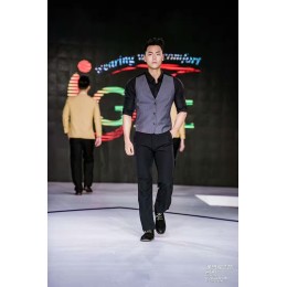 HL017 Model tries on men's suits men's suit manufacturers HL017 Model tries on men's suits men's suit manufacturers